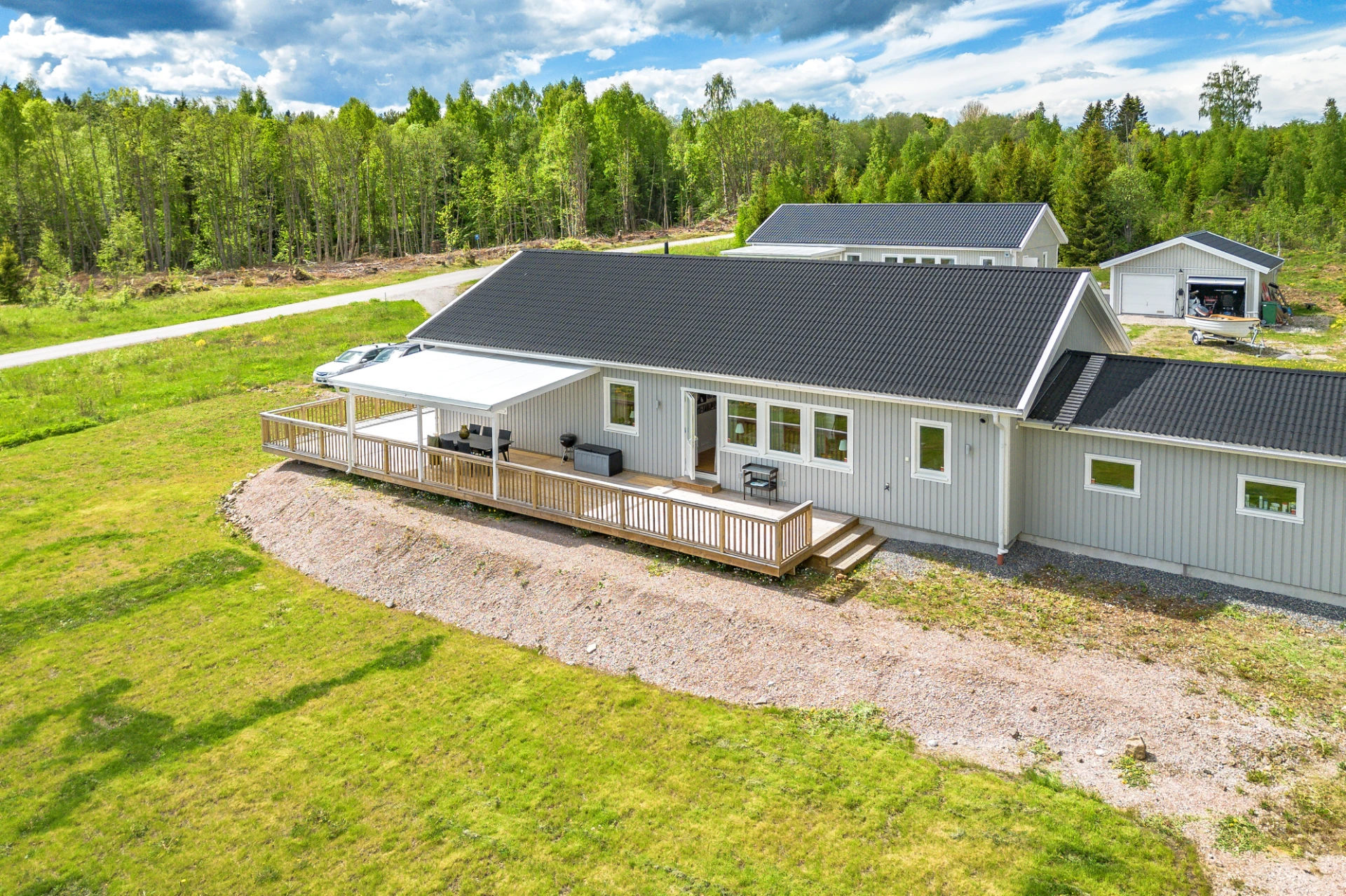 Hus, garage och tomt från ovan
