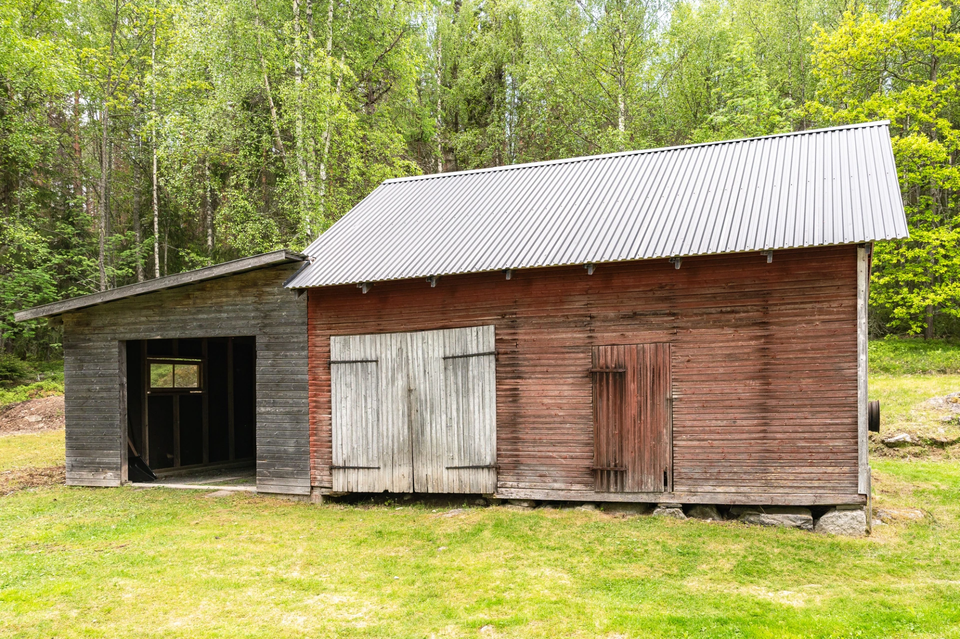 Uthus med carport