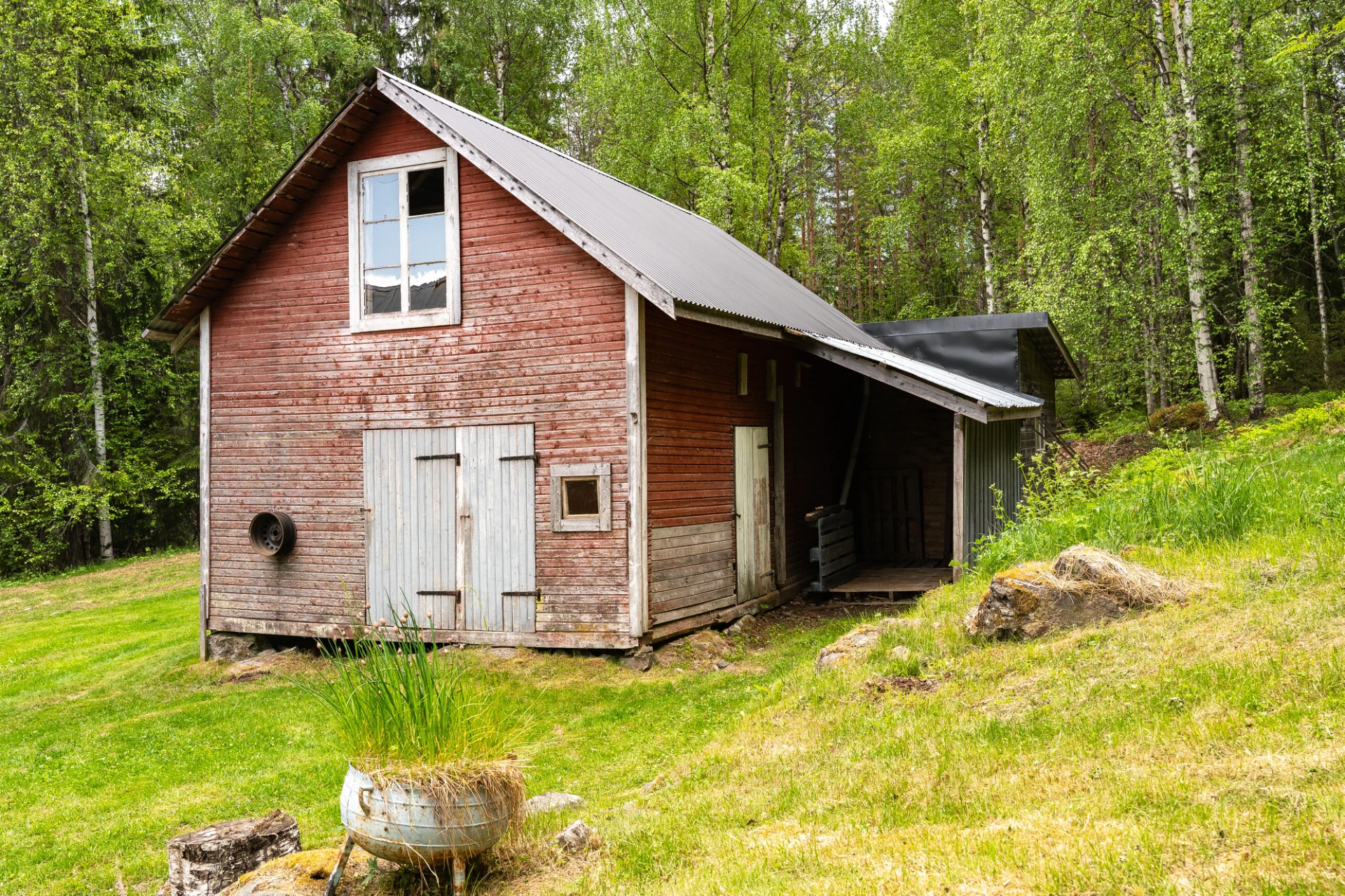 Uthus med carport