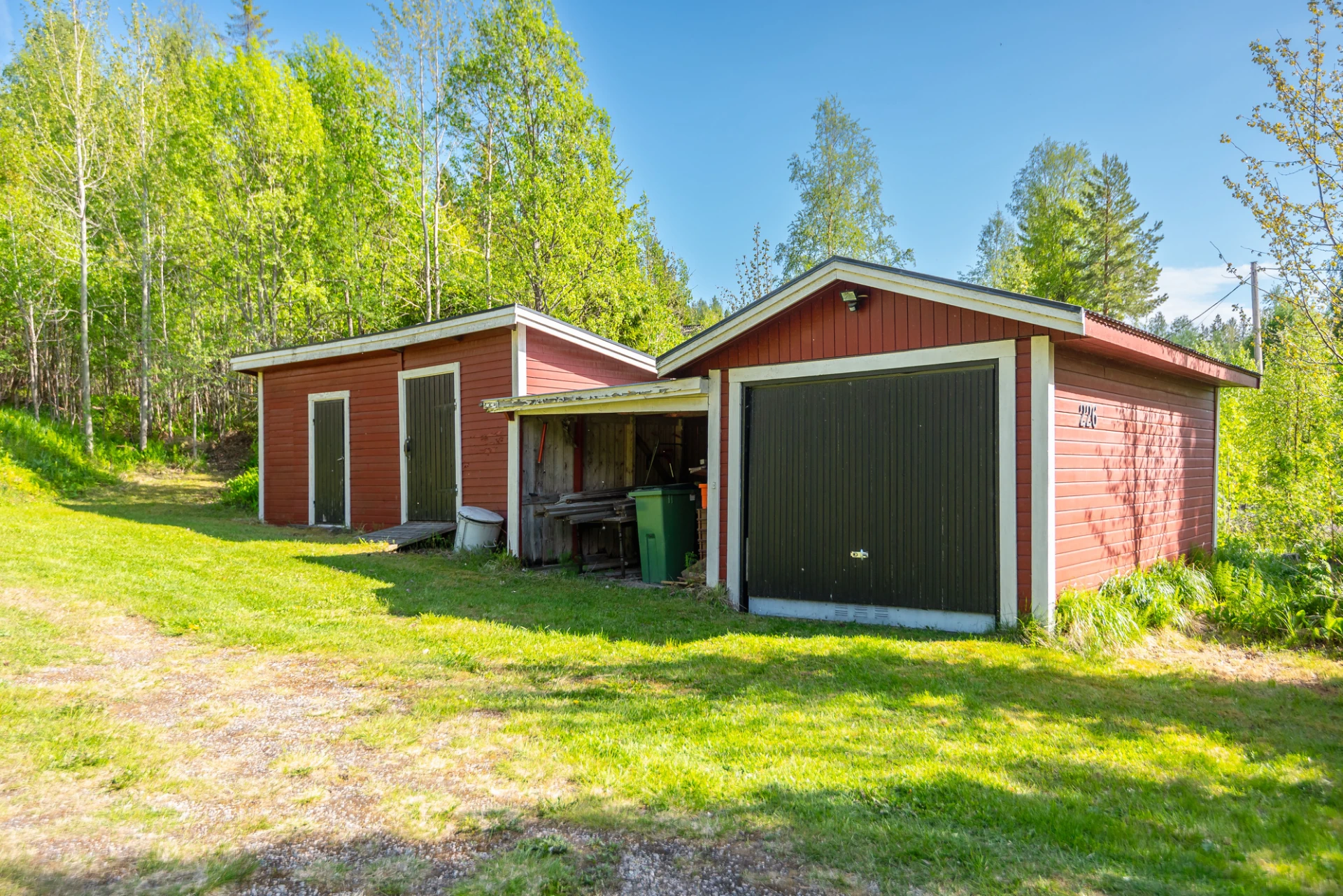 Förråd och garage