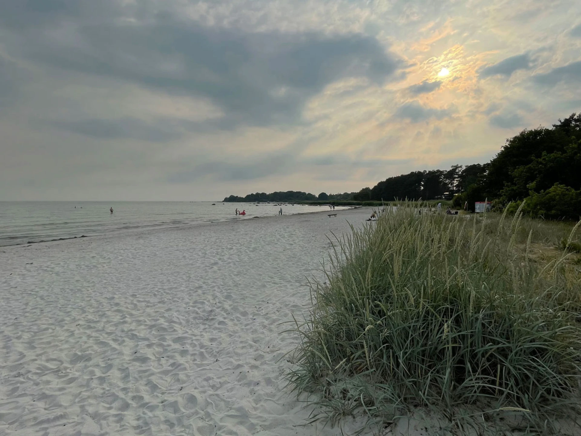 Sandvikens kritvita sandstrand med kristallklart vatten