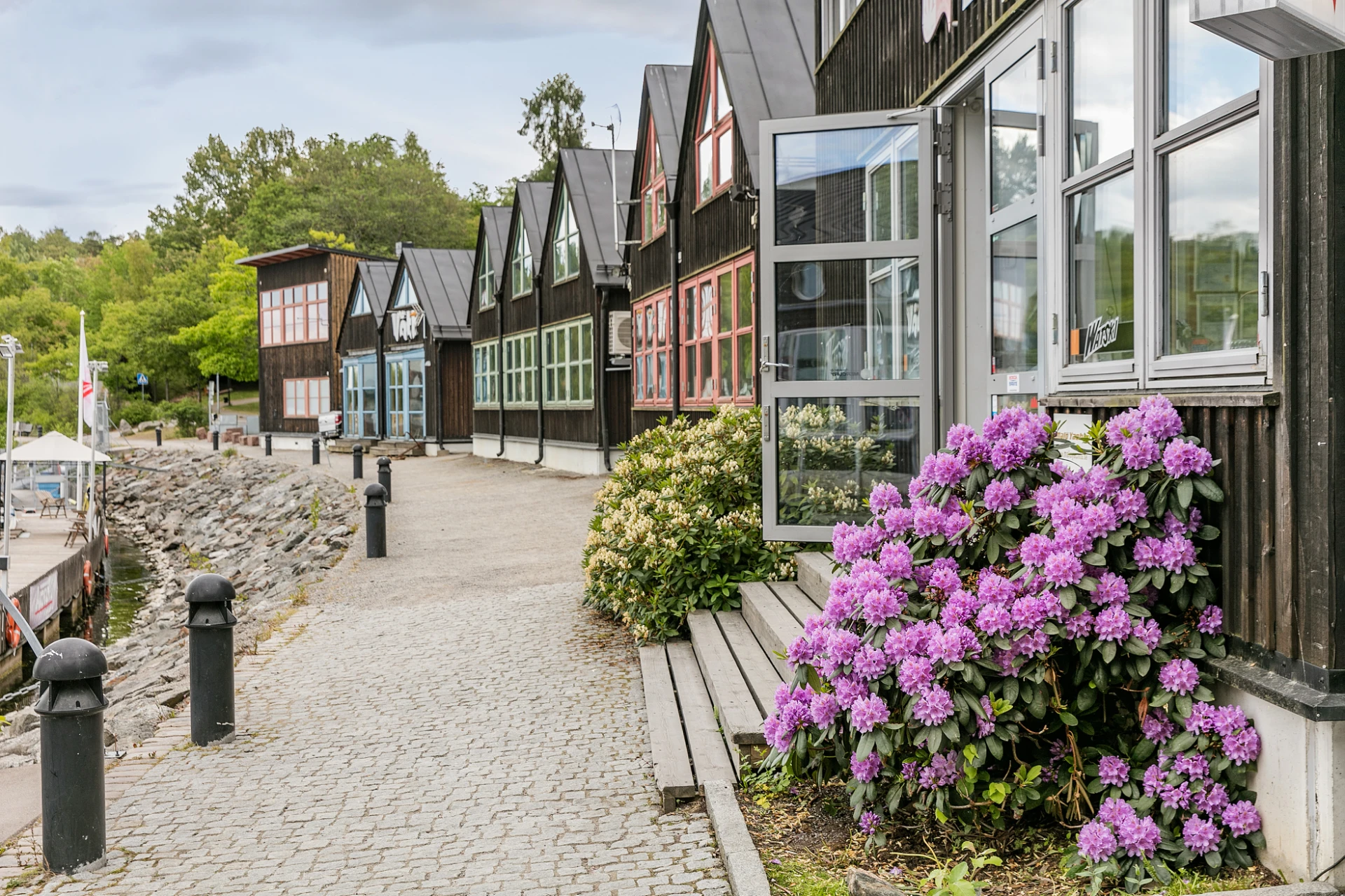 Charmiga promenadstråk längst vattnet