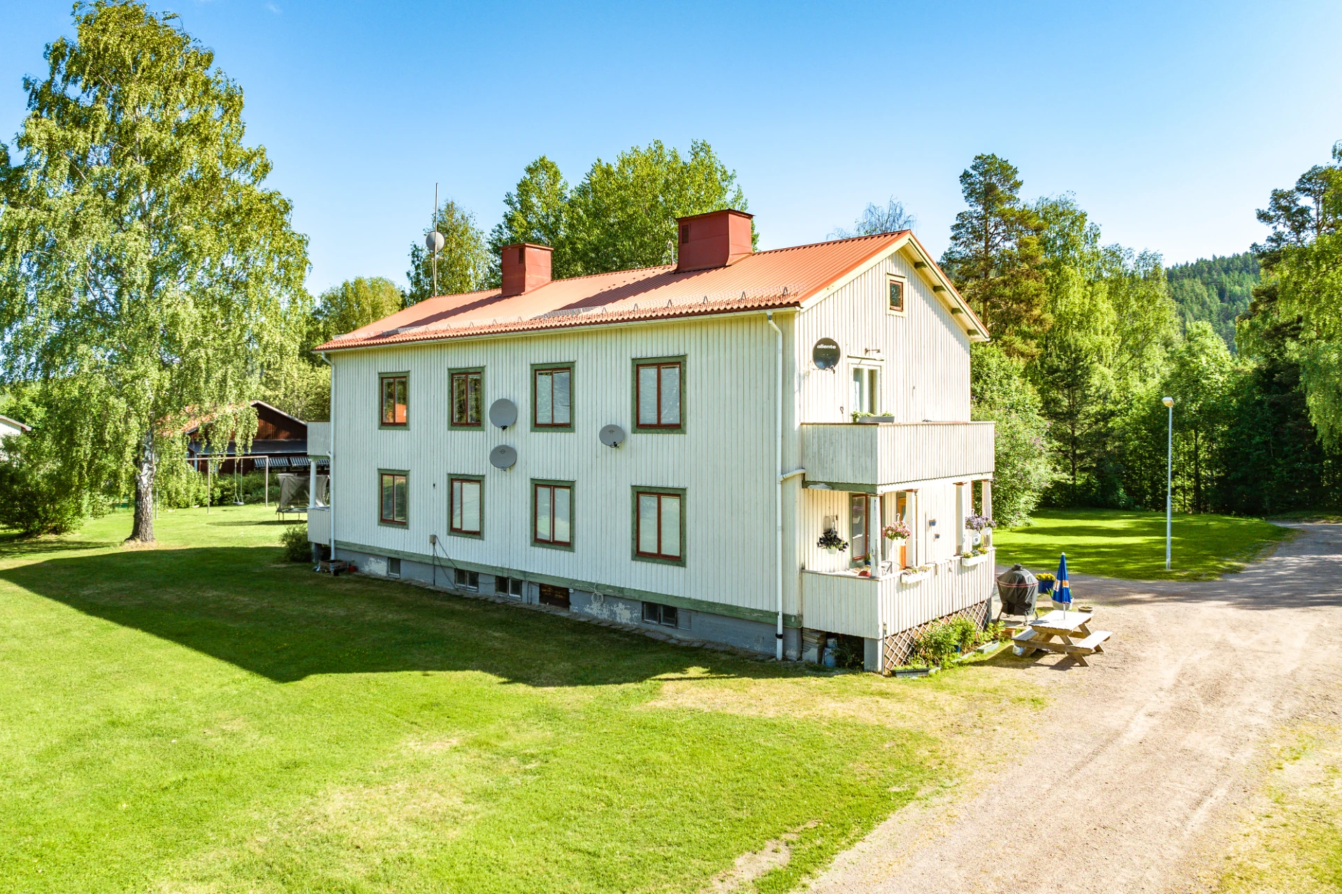 Byggnad med uthyrda lägenheter