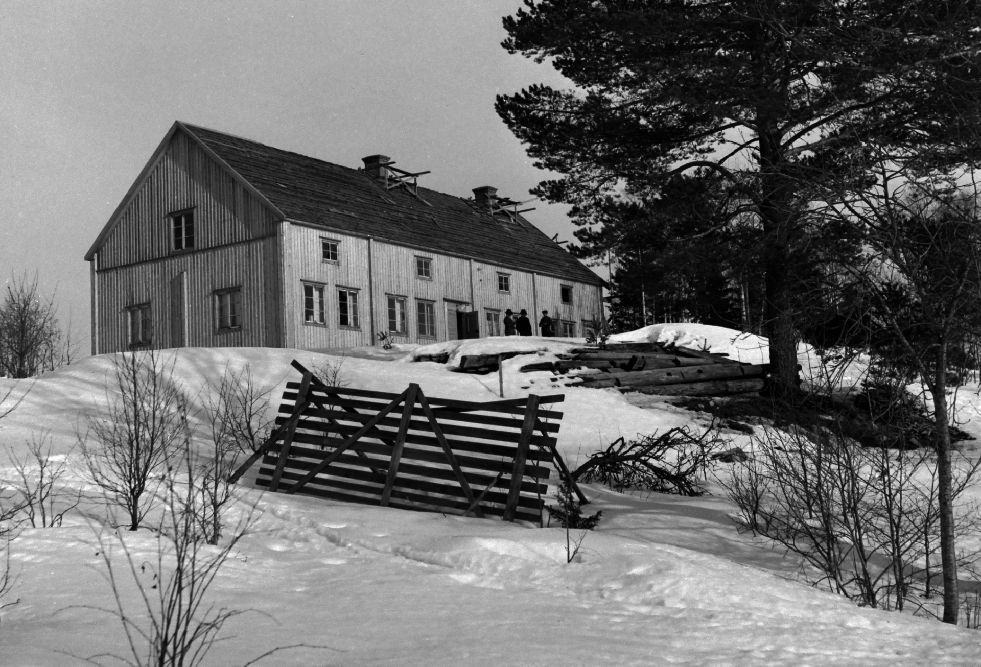 Gammalt foto av fastigheten” Fastigheten flyttas till Östersjäland - 1935. Foto: Örjan Leeks arkiv