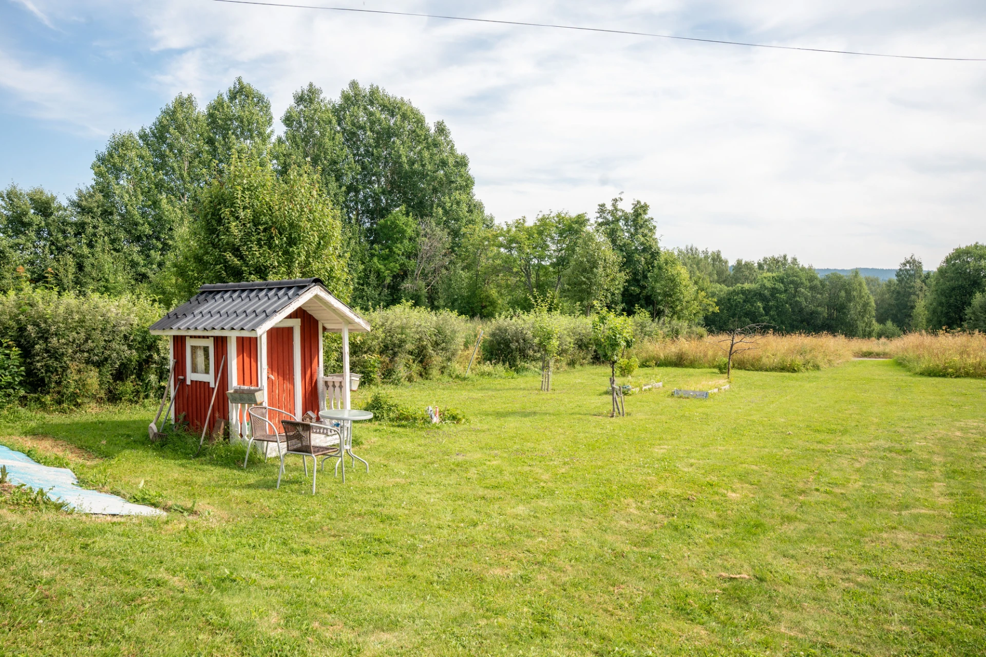 Trädgård med lekstuga