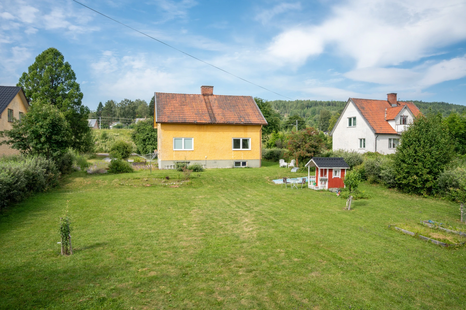 Baksida med trädgårdstomt