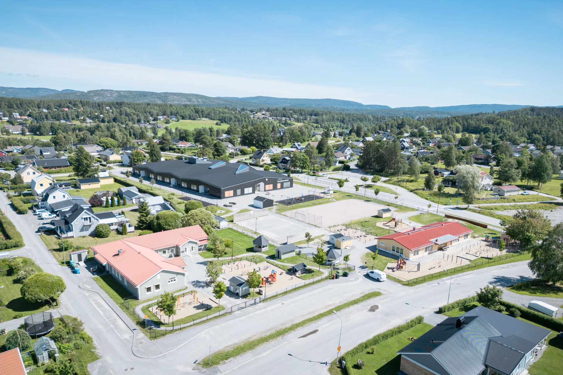 Drönarbild Skarpåkern med skola/förskola