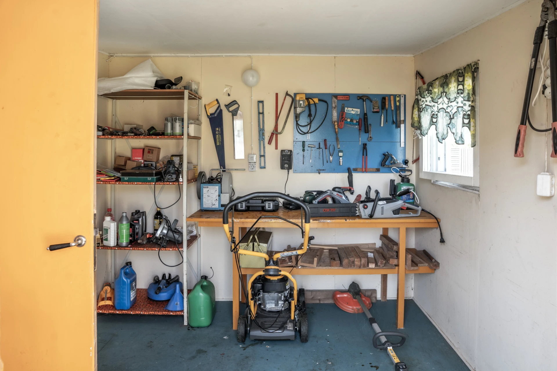 Förråd bakom garage