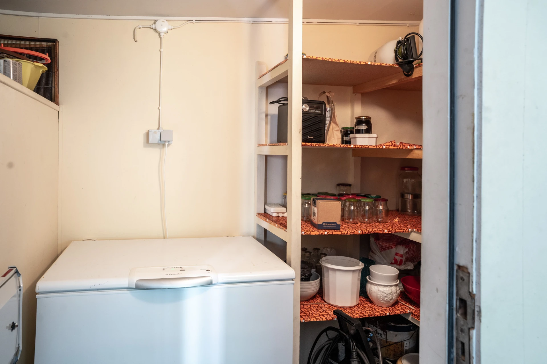 Förråd bakom garage