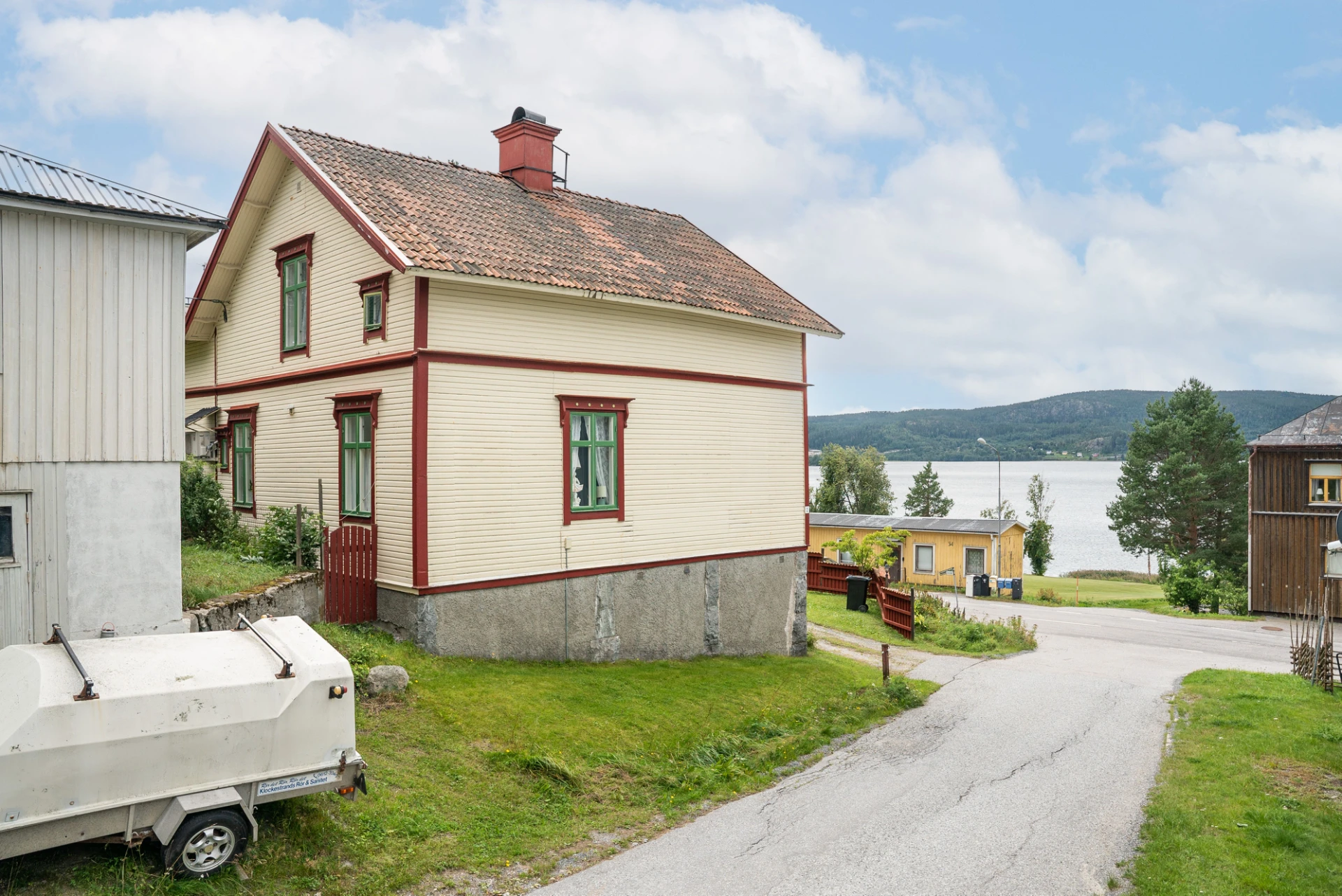 Fasadbild med utsikt över älven