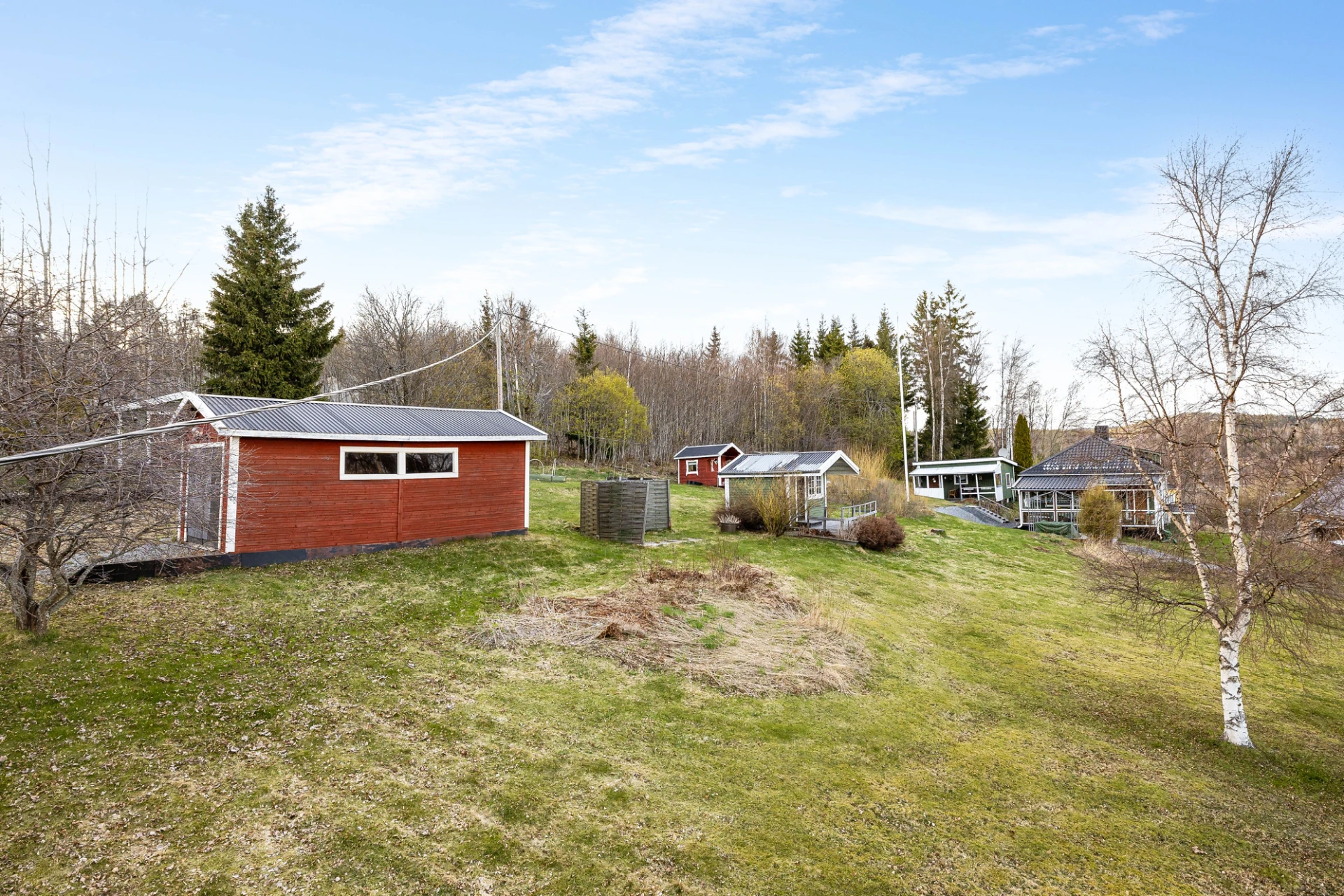 Trädgård med garage, gäststuga och förråd
