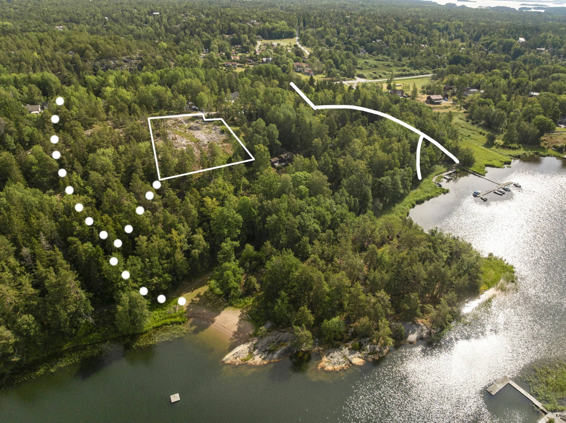 Stigen ner till badplats samt båtbryggan med egen båtplats