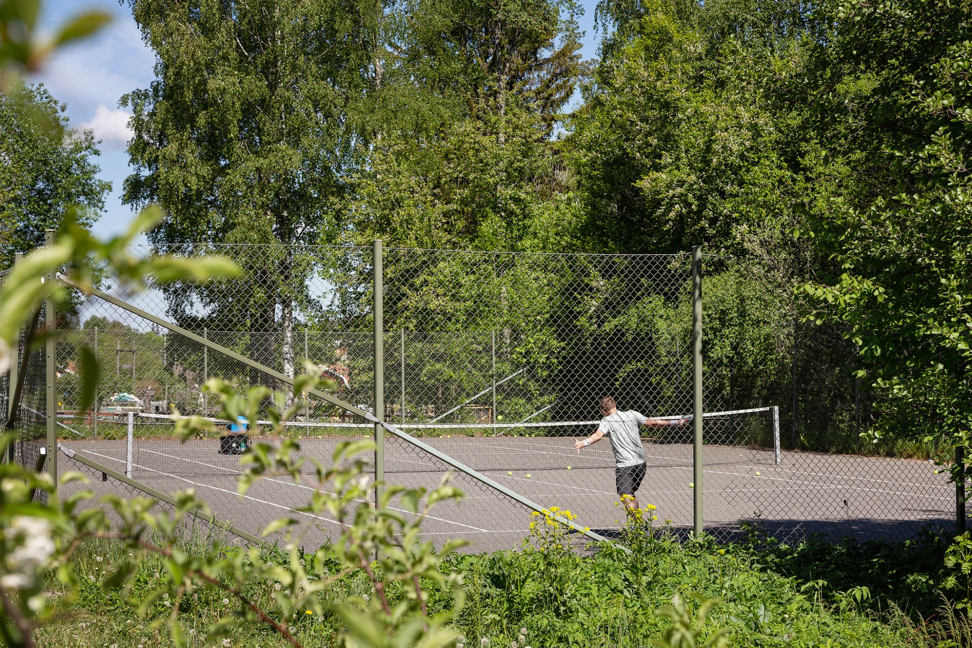 Tennisplan i Hedvigslundsparken.