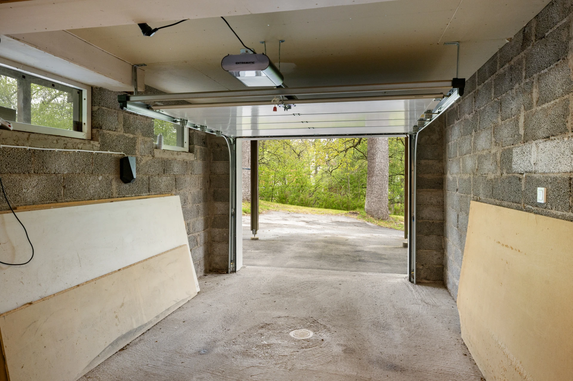 Infart garage elbilsladdare
