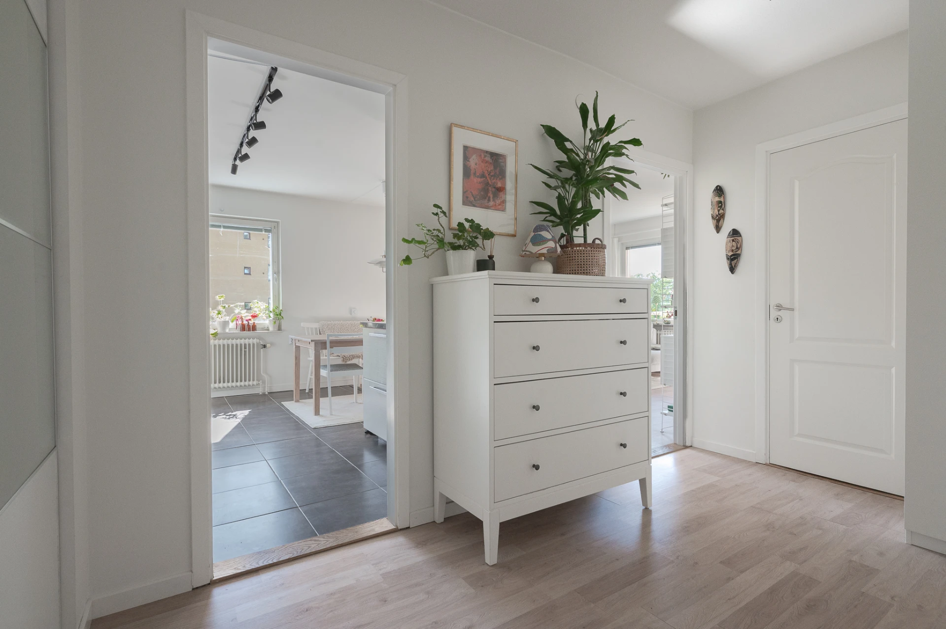 Hall mot kök