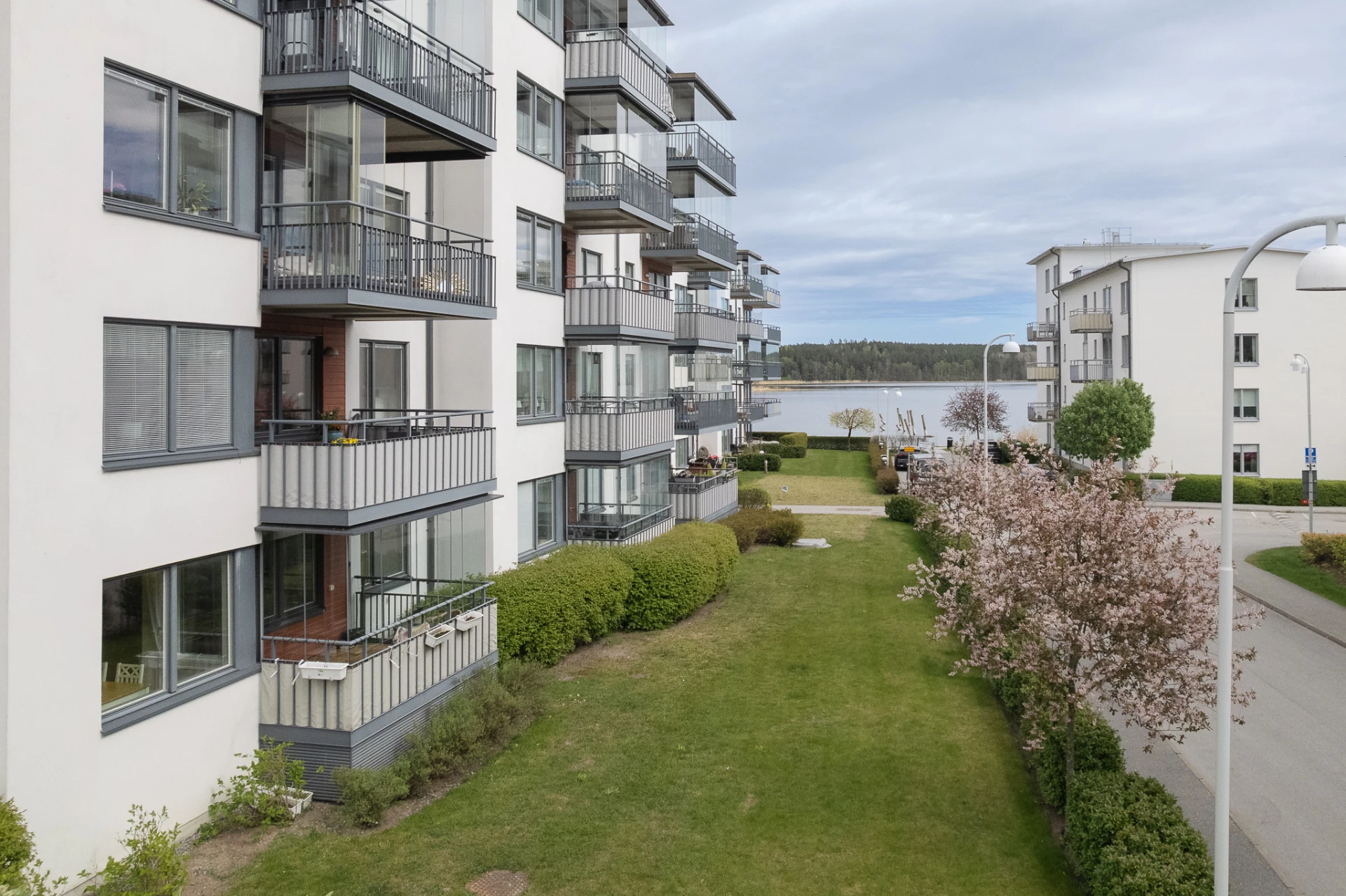 Mot vattnet utanför balkong