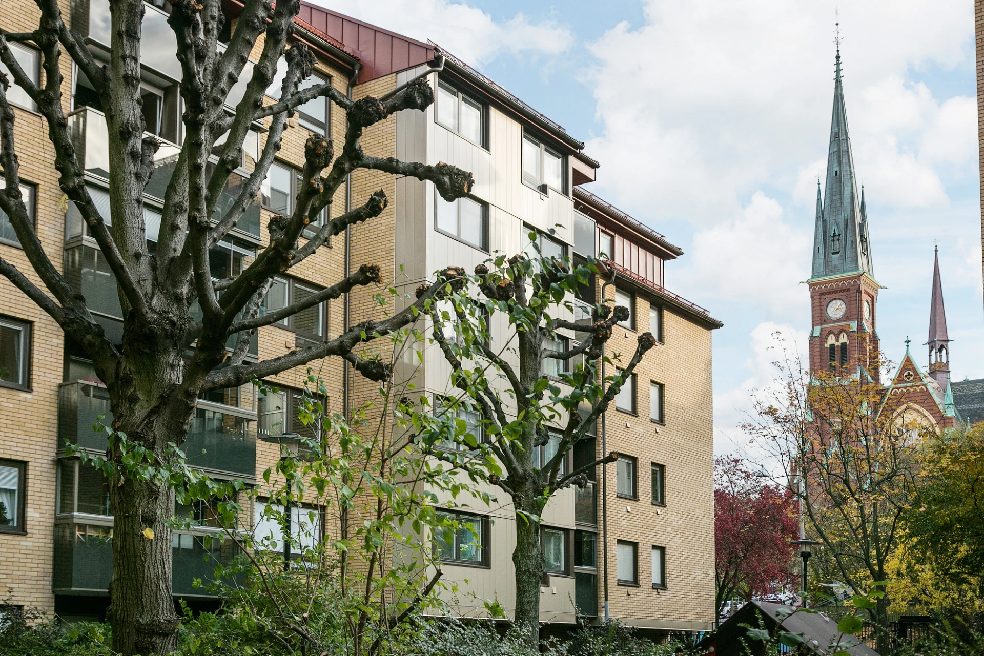 Alldeles intill gården ligger Oscar Fredriks kyrka