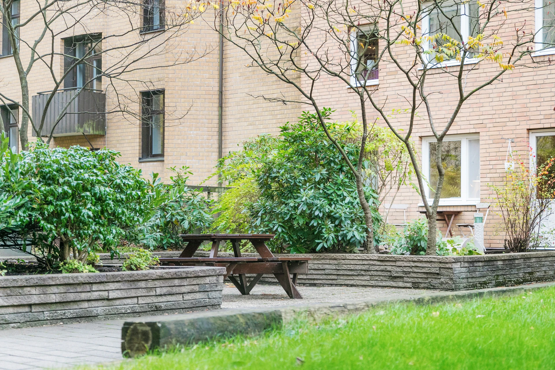 Mysig innergård med grill och utemöbler