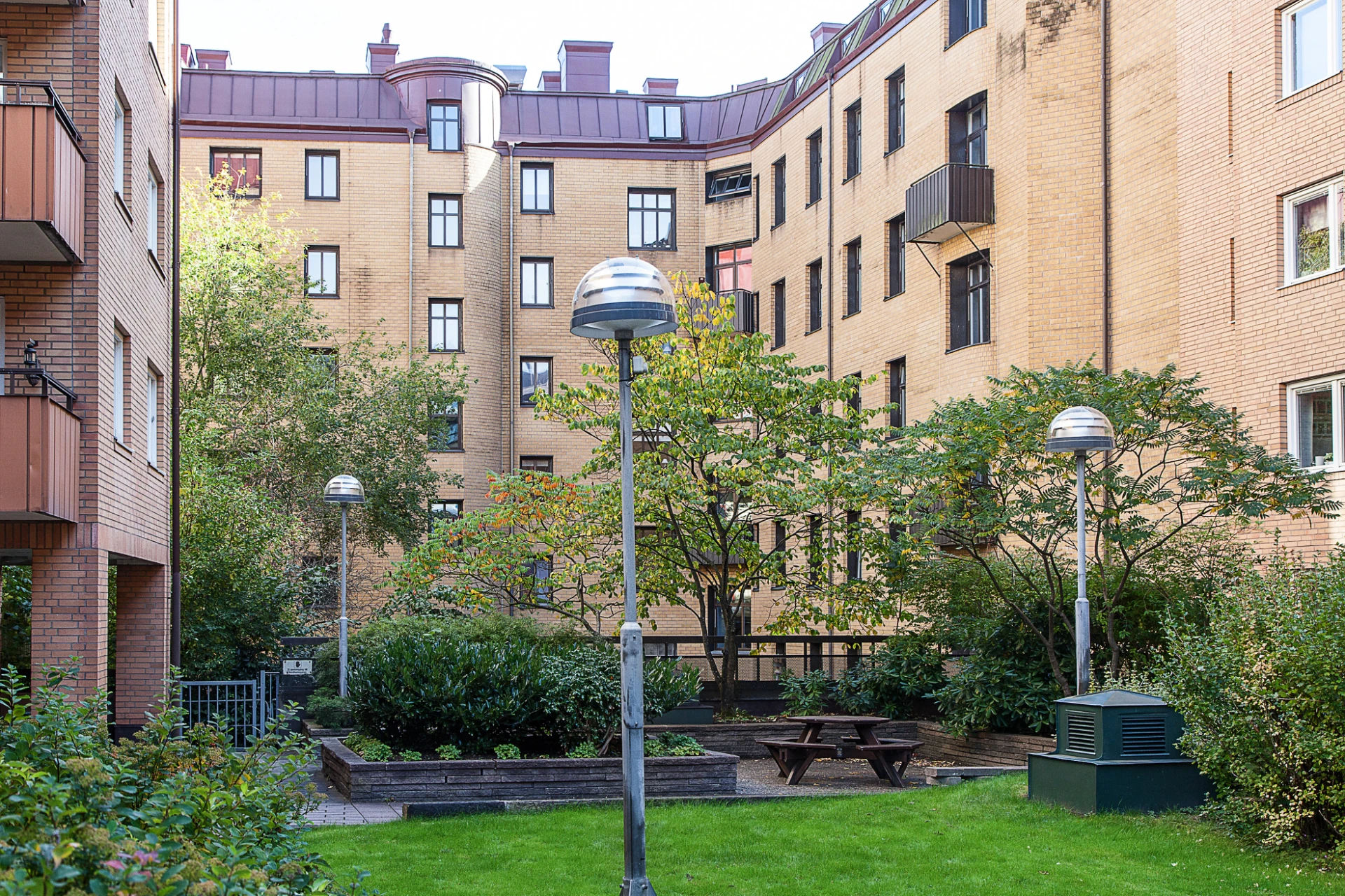 Mysig innergård med grill och utemöbler