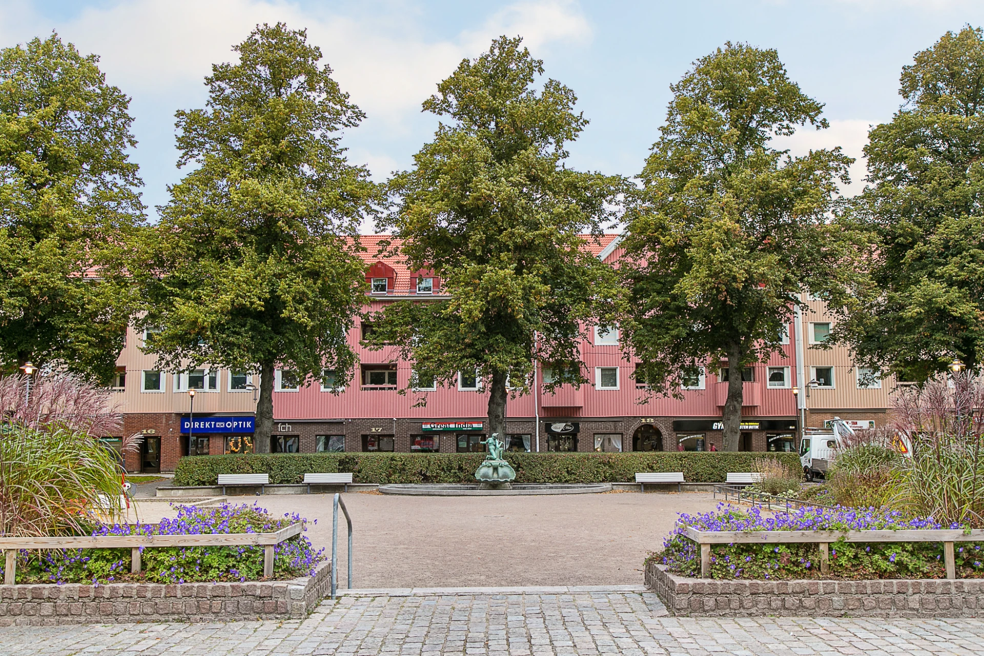 Kvilletorget med matbutiker, flera restauranger m.m.