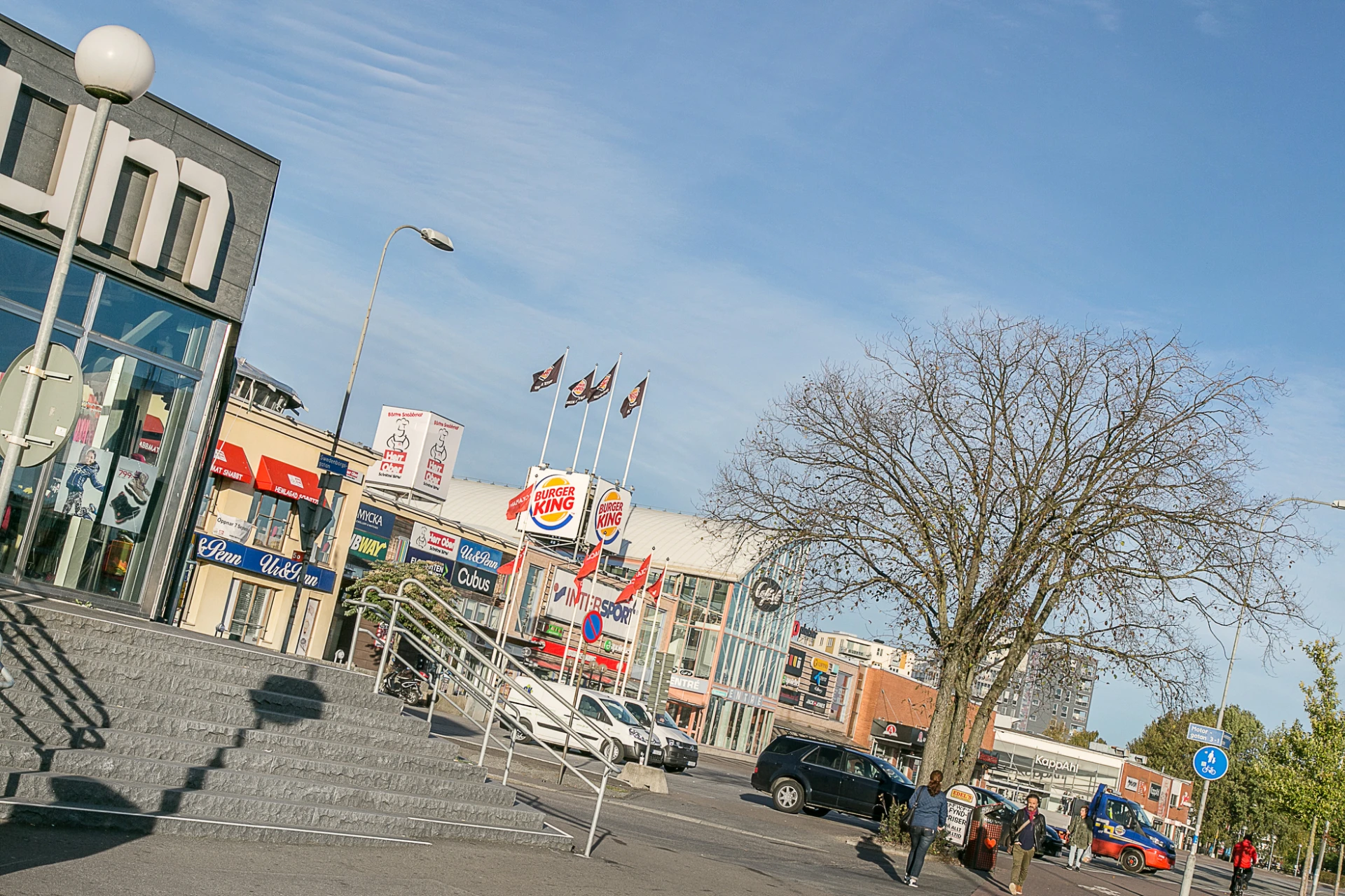 Kort promenad från hemmet ligger Backaplan med shopping, mataffärer och stora varuhus