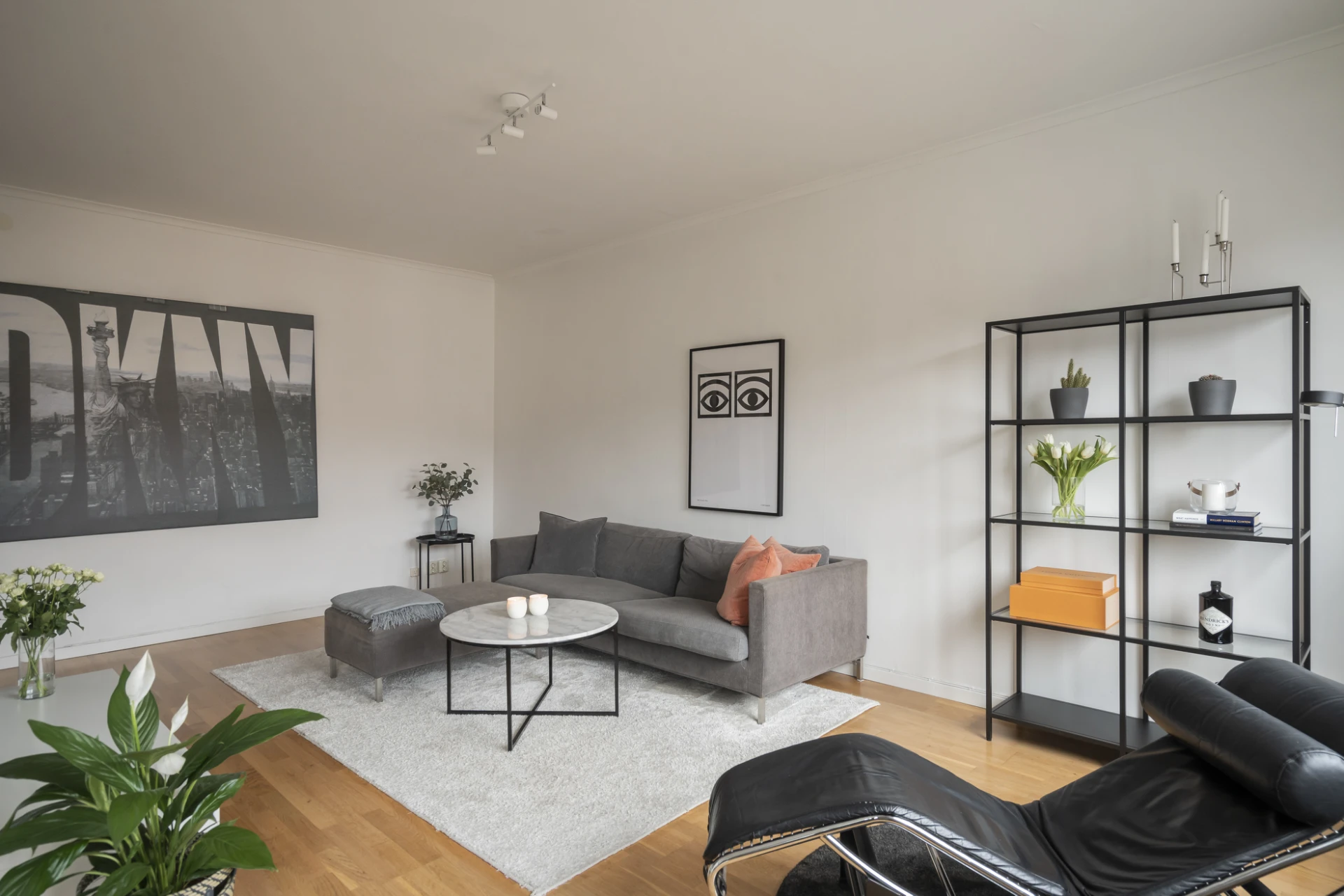 Plats för större soffgrupp och annat möblemang