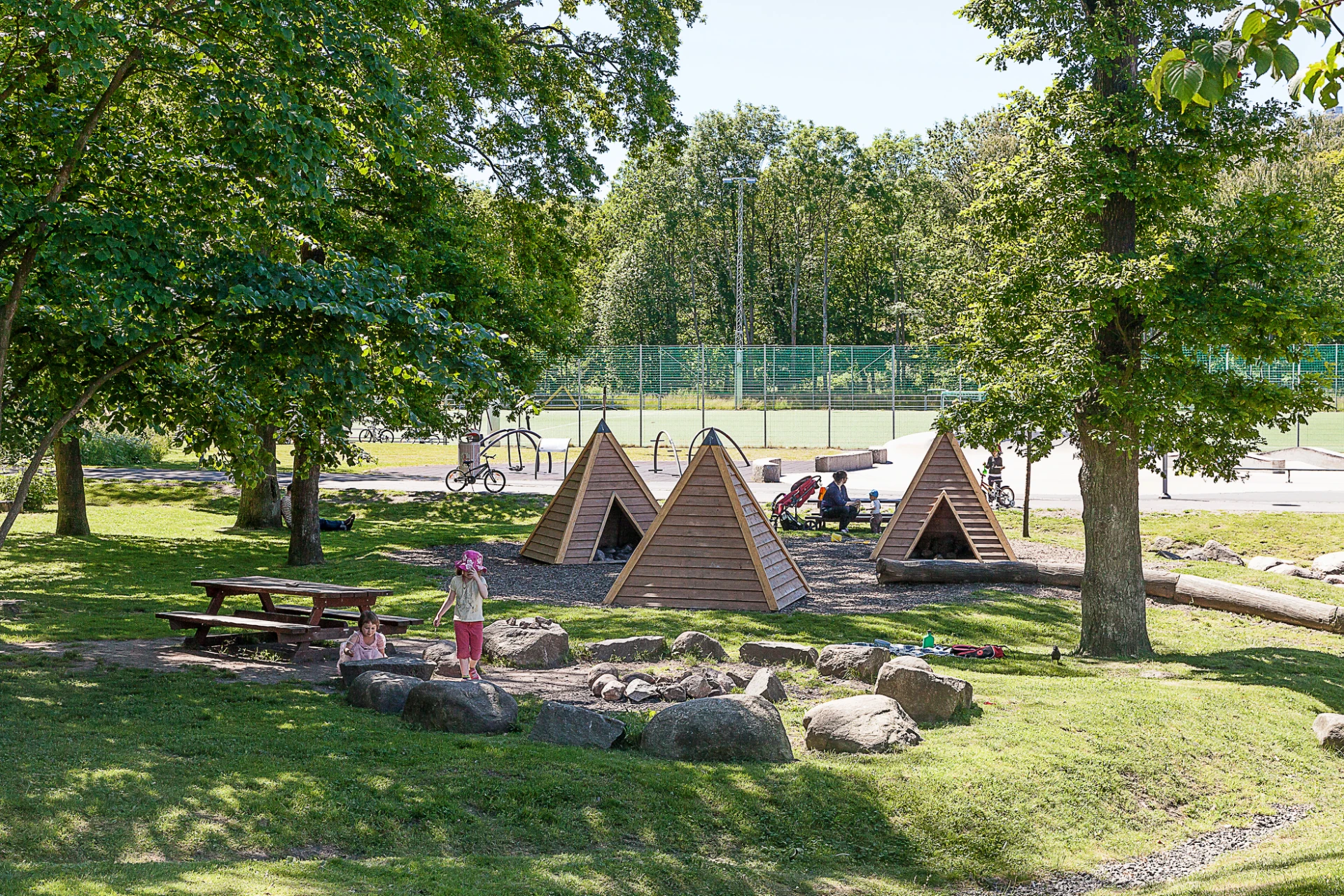 Barnvänliga omgivningar i Färgenäsparkens fina natur