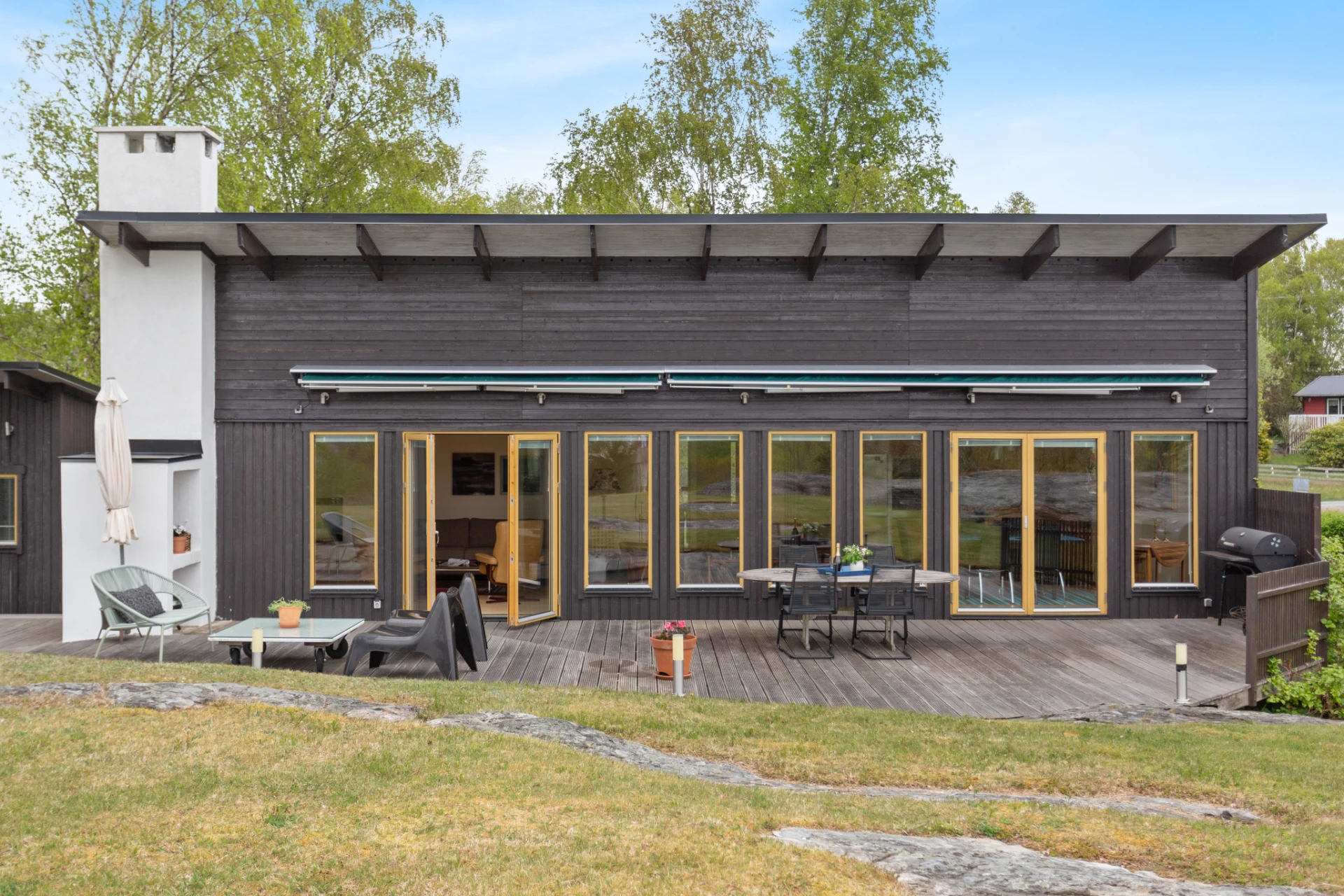 Härlig altan som erbjuder många soltimmar