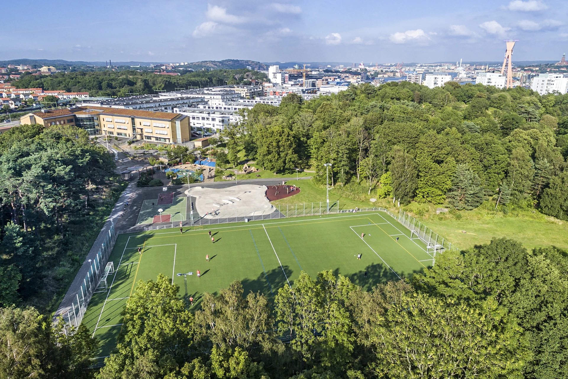 Lekplatser, fotbollsplaner och parker precis intill