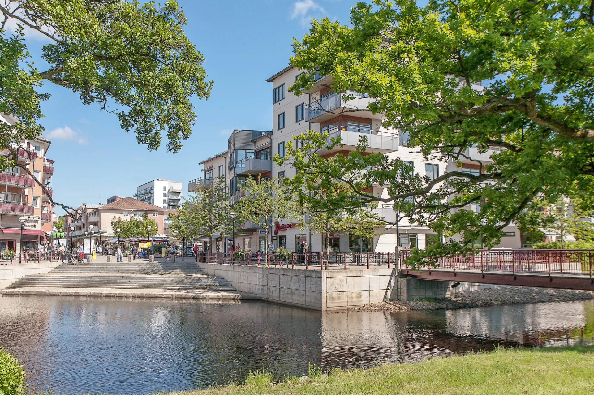 En kort promenad leder er till Mölnlycke Centrum.