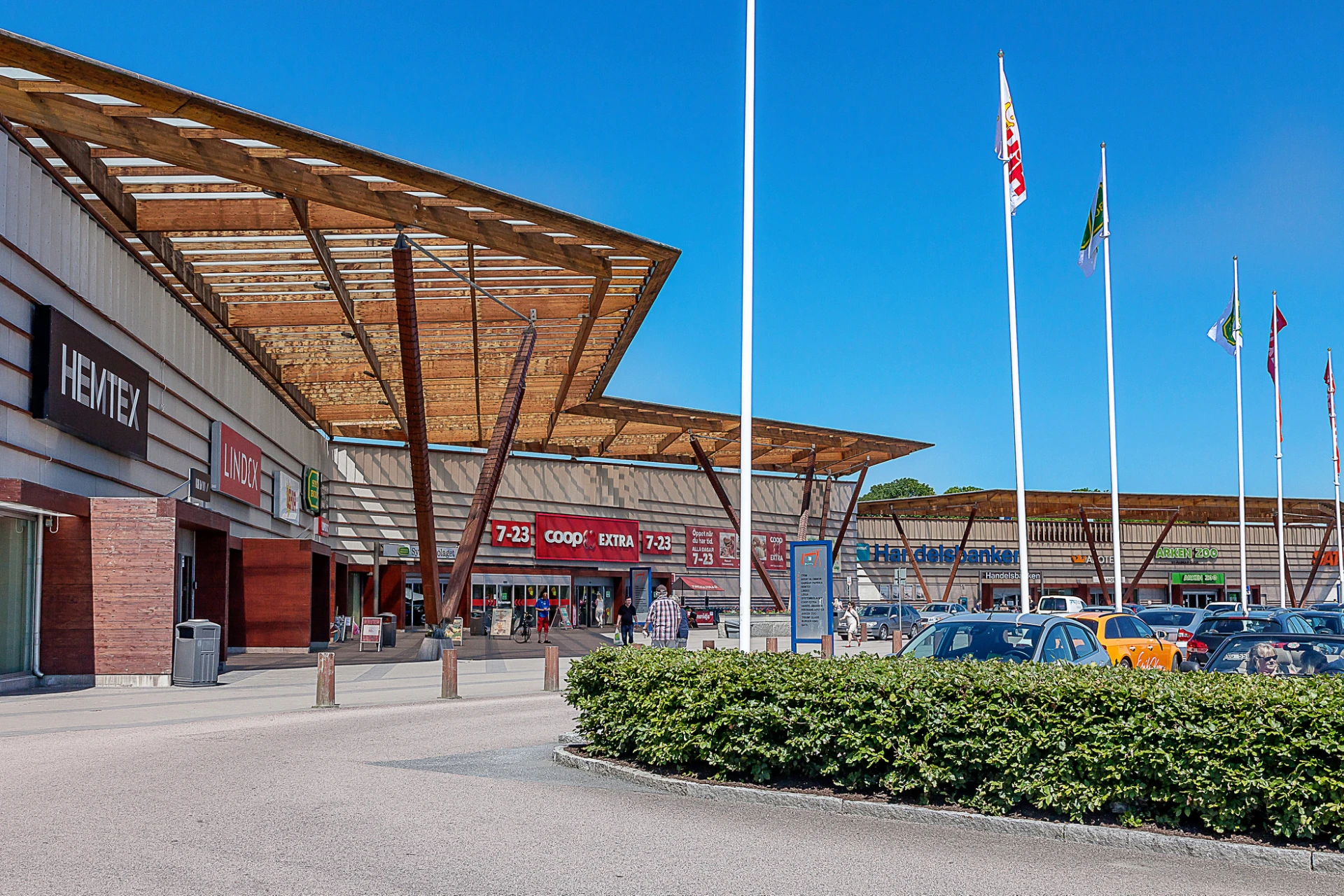 Eriksbergs Köpcenter med gym, systembolag, butiker m.m. några minuter från bostaden!