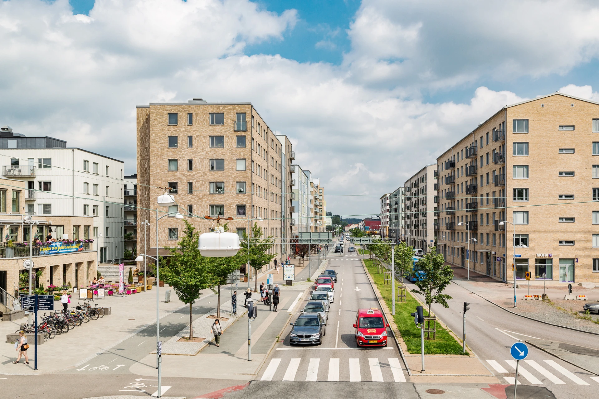 Vågmästareplatsen med kommunikationer och sprudlande Gustaf Dalénsgatan