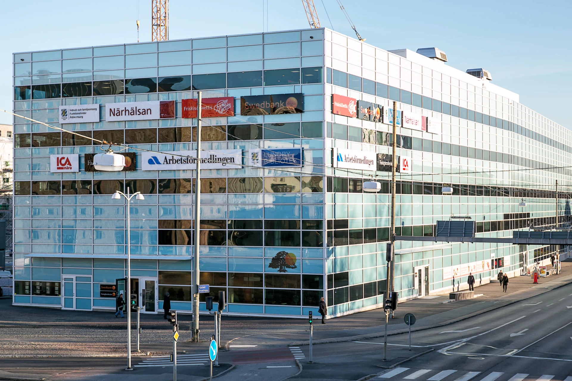 Glasiären med utbud som mataffär, vårdcentral, bibliotek och gym vid Kvillebäcken