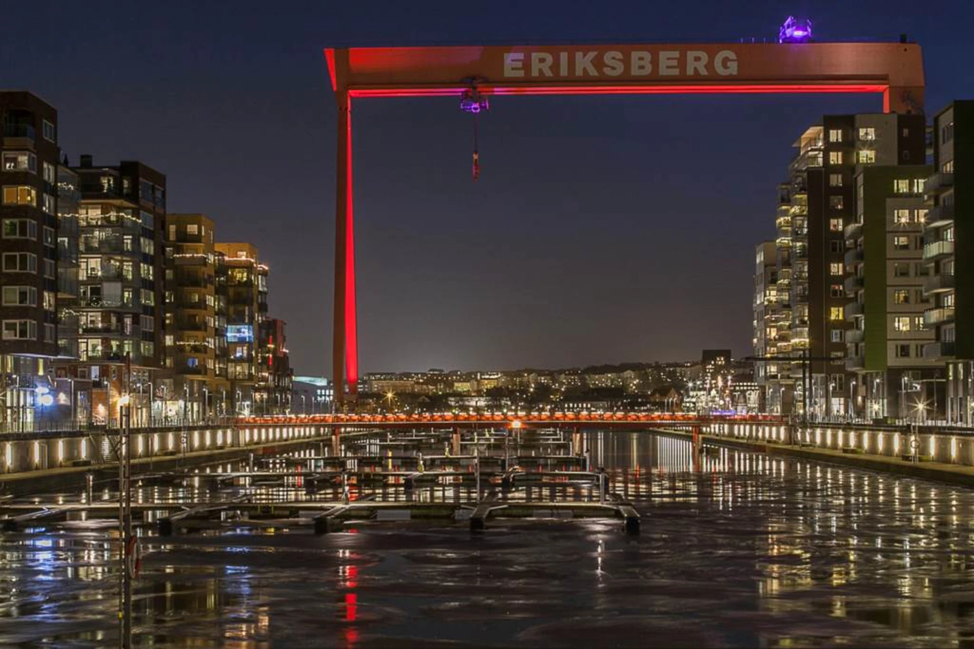 Lågupplöst Boende precis vid landmärket Eriksbergskranen