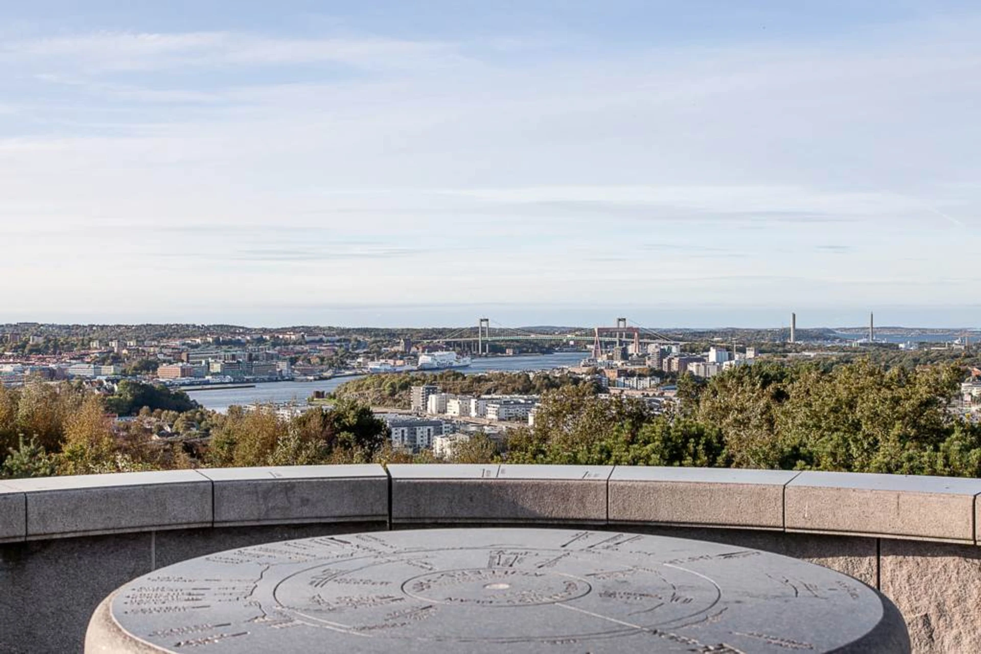 Lågupplöst Blicka ut över hela Göteborg från Rambergets topp
