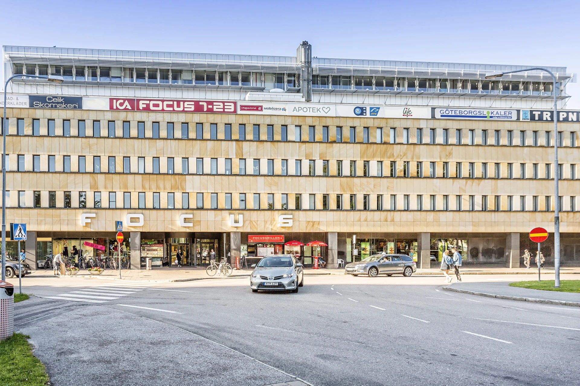 Välsorterad matbutik i närheten