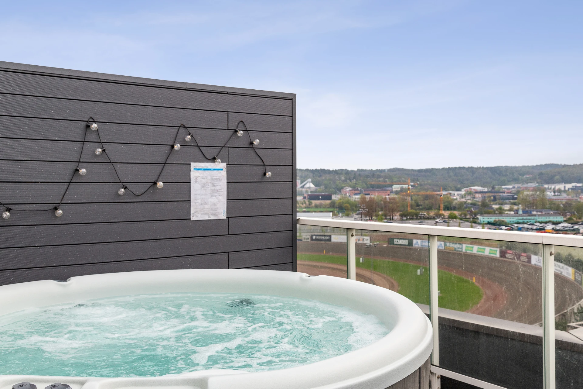 Bubbelpool med utsikt över travet