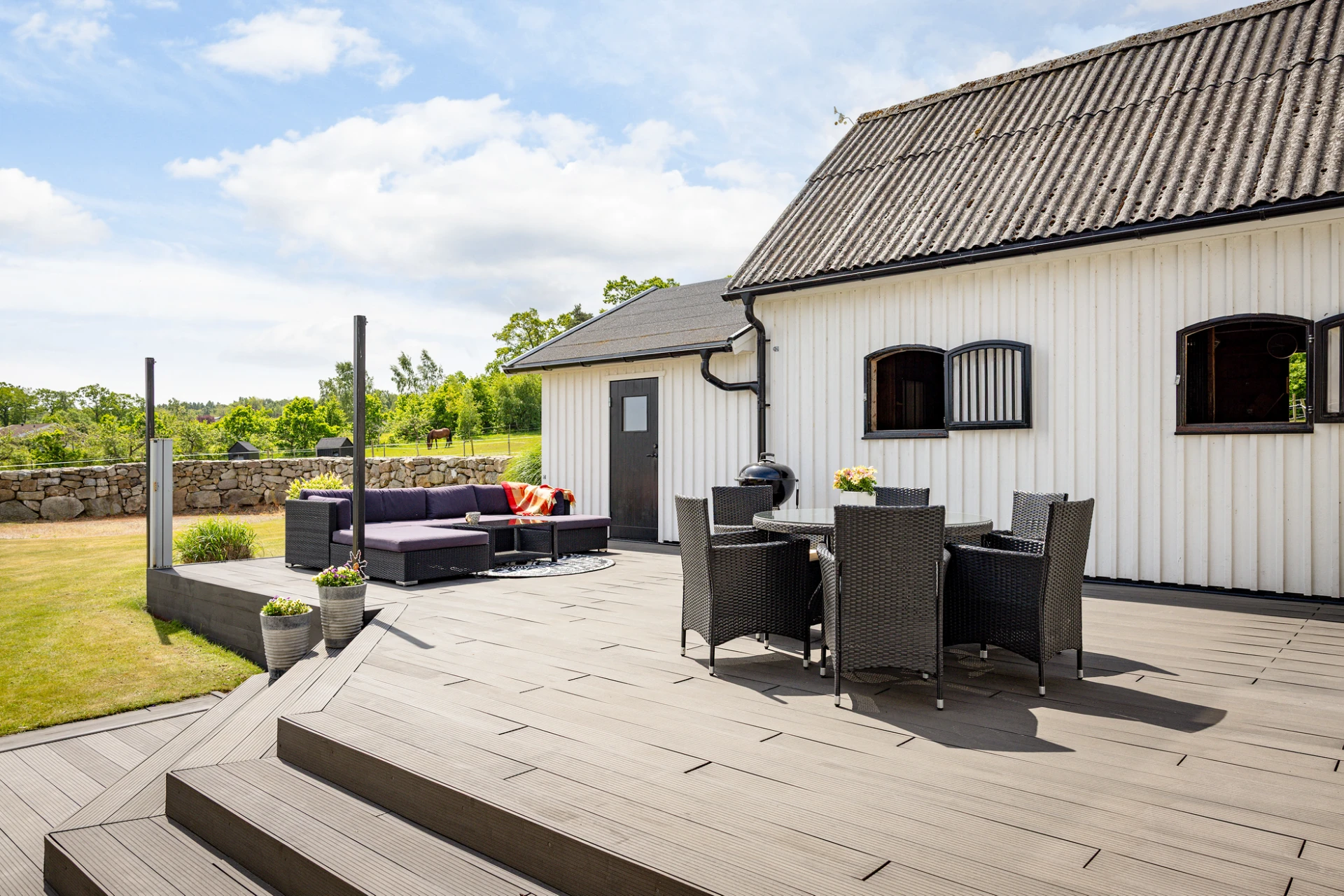 Terrass mellan hus och stall