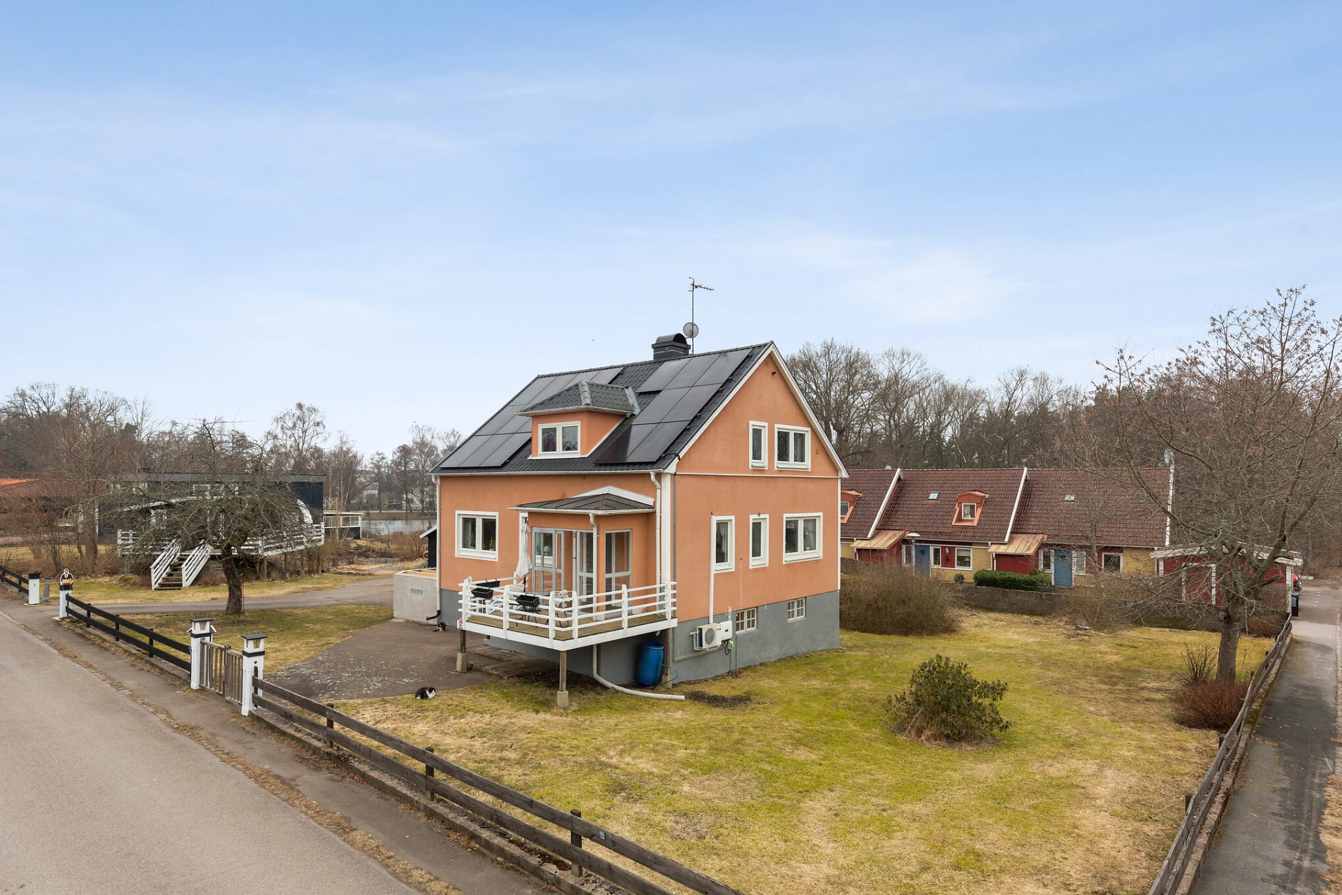 Nyputsad 1½-plansvilla med bergvärme